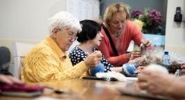 Panie wykonują prace manualne