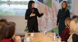 Dwie panie stoją przed prezentacją