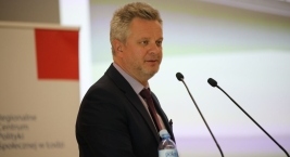 Zdjęcie przedstawia prelegenta podczas Forum Pomocy Społecznej  