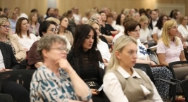 Zdjęcie przedstawia uczestników forum na Auli podczas Forum Pomocy Społecznej