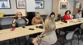 Uczestnicy wymieniają się poglądami podczas szkolenia.