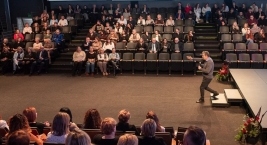 Zdjęcie przedstawia prelegenta wykładu naukowego oraz uczestników Wojewódzkich Obchodów Dnia Pracownika Socjalnego w trakcie wykładu