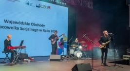 Zdjęcie przedstawia członków zespołu Michał Kobojek Quartet podczas koncertu uświetniającego Wojewódzkie Obchody Dnia Pracownika Socjalnego