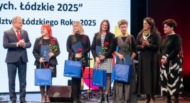 Zdjęcie przedstawia laureatów konkursu „Najlepsi z Najlepszych. Łódzkie 2025” w kategorii: Pracownik Socjalny Województwa Łódzkiego Roku 2025 wraz z przedstawicielami województwa łódzkiego