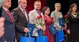 Zdjęcie przedstawia laureatów konkursu „Najlepsi z Najlepszych. Łódzkie 2025” w kategorii: Pracownik Pomocy Społecznej Województwa Łódzkiego Roku 2025 wraz z przedstawicielami województwa łódzkiego