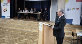 Członek Zarządu Województwa Łódzkiego – Pan Artur Ostrowski podczas otwarcia debaty „Ryzykowne zachowania i HIV  – przypadek czy wybór? organizowanej w dwudziestym szóstym Liceum Ogólnokształcącym w Łodzi, w dniu 01.12.2025r.