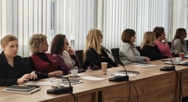 grupa kobiet wsłuchana w szkolenie