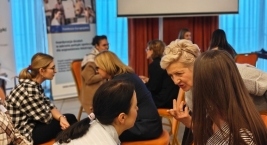 Pary uczestników prowadzą rozmowę warsztatową