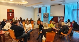 Kilka par jednocześnie ćwiczy dialog