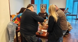 Zespół buduje prosty model z papieru i taśmy