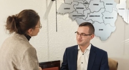 Kobieta i mężczyzna dyskutują na temat spotkania