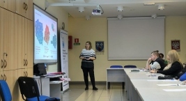 Pracownik RCPSU przedstawia prezentację podczas spotkania szkoleniowo informacyjnego