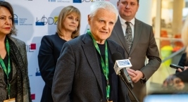 prof. Bogdan de Barbaro podczs konferencji prasowej