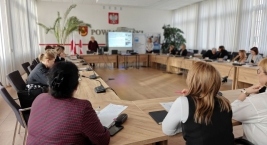 sala szkoleniowa z uczestnikami i wykładowcą