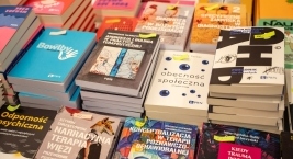 Stoisko z publikacjami