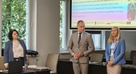 trzy osoby rozpoczynają spotkanie
