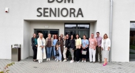 Uczestnicy wizyty stdudyjnej pod domem seniora