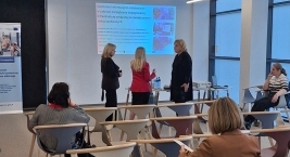 Uczestnicy słuchają prowadzącej spotkanie. 